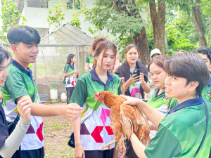 อธิการบดี นำทีมผู้บริหาร มรภ.เทพสตรี ลงพื้นที่ให้กำลังใจนักศึกษา ชั้นปีที่ 1 ที่เข้าร่วมโครงการส่งเสริมการเรียนรู้เกษตรทฤษฎีใหม่เพื่อการส่งเสริมอาชีพ สำหรับนักศึกษา มรภ.เทพสตรี