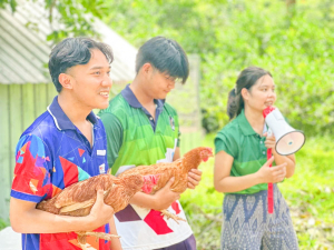 อธิการบดี นำทีมผู้บริหาร มรภ.เทพสตรี ลงพื้นที่ให้กำลังใจนักศึกษา ชั้นปีที่ 1 ที่เข้าร่วมโครงการส่งเสริมการเรียนรู้เกษตรทฤษฎีใหม่เพื่อการส่งเสริมอาชีพ สำหรับนักศึกษา มรภ.เทพสตรี