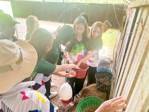 อธิการบดี นำทีมผู้บริหาร มรภ.เทพสตรี ลงพื้นที่ให้กำลังใจนักศึกษา ชั้นปีที่ 1 ที่เข้าร่วมโครงการส่งเสริมการเรียนรู้เกษตรทฤษฎีใหม่เพื่อการส่งเสริมอาชีพ สำหรับนักศึกษา มรภ.เทพสตรี
