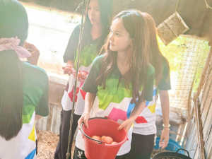 อธิการบดี นำทีมผู้บริหาร มรภ.เทพสตรี ลงพื้นที่ให้กำลังใจนักศึกษา ชั้นปีที่ 1 ที่เข้าร่วมโครงการส่งเสริมการเรียนรู้เกษตรทฤษฎีใหม่เพื่อการส่งเสริมอาชีพ สำหรับนักศึกษา มรภ.เทพสตรี