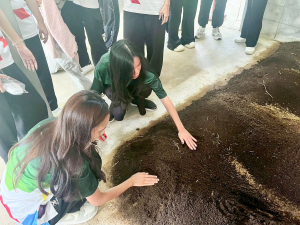 อธิการบดี นำทีมผู้บริหาร มรภ.เทพสตรี ลงพื้นที่ให้กำลังใจนักศึกษา ชั้นปีที่ 1 ที่เข้าร่วมโครงการส่งเสริมการเรียนรู้เกษตรทฤษฎีใหม่เพื่อการส่งเสริมอาชีพ สำหรับนักศึกษา มรภ.เทพสตรี