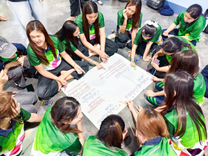 อธิการบดี นำทีมผู้บริหาร มรภ.เทพสตรี ลงพื้นที่ให้กำลังใจนักศึกษา ชั้นปีที่ 1 ที่เข้าร่วมโครงการส่งเสริมการเรียนรู้เกษตรทฤษฎีใหม่เพื่อการส่งเสริมอาชีพ สำหรับนักศึกษา มรภ.เทพสตรี