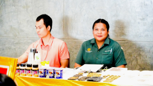 สำนักศิลปะและวัฒนธรรม จัดอบรมการพัฒนาของที่ระลึกงานหล่อเรซิ่นนูนต่ำปัดทอง จ.ลพบุรี