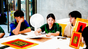 สำนักศิลปะและวัฒนธรรม จัดอบรมการพัฒนาของที่ระลึกงานหล่อเรซิ่นนูนต่ำปัดทอง จ.ลพบุรี