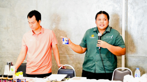 สำนักศิลปะและวัฒนธรรม จัดอบรมการพัฒนาของที่ระลึกงานหล่อเรซิ่นนูนต่ำปัดทอง จ.ลพบุรี