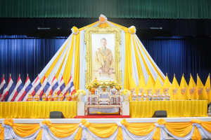 อธิการบดี มรภ.เทพสตรี พร้อมคณะผู้บริหาร คณาจารย์ บุคลากร นักเรียน และนักศึกษา จัดพิธีถวายพระพรชัยมงคล พระบาทสมเด็จพระเจ้าอยู่หัว