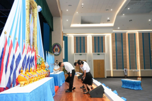 อธิการบดี มรภ.เทพสตรี นำคณะผู้บริหาร คณาจารย์ บุคลากร นักเรียน และนักศึกษา ร่วมพิธีถวายพระพรชัยมงคล สมเด็จพระนางเจ้าสิริกิติ์ พระบรมราชินีนาถ พระบรมราชชนนีพันปีหลวง