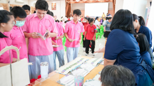 กองบริการการศึกษา พร้อมด้วยงานสื่อสารองค์กร มรภ.เทพสตรี ลงพื้นที่ออกบูธงานมหกรรมเสริมสร้างแรงบันดาลใจ ทักษะอาชีพ และการเรียนต่อในยุคดิจิทัลฯ