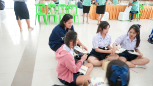 กองบริการการศึกษา พร้อมด้วยงานสื่อสารองค์กร มรภ.เทพสตรี ลงพื้นที่ออกบูธงานมหกรรมเสริมสร้างแรงบันดาลใจ ทักษะอาชีพ และการเรียนต่อในยุคดิจิทัลฯ