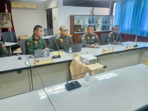 อ.ดร.ดวงพร ไม้ประเสริฐ ในฐานะที่ปรึกษาโครงการวิจัยและพัฒนาการทหารเข้ารับฟังรายงานสรุปการวิจัยโครงการระบบจัดการฐานข้อมูลอากาศยานผ่านสื่ออิเล็กทรอนิกส์ฯ