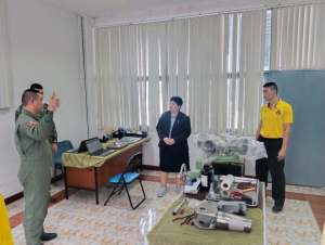 อ.ดร.ดวงพร ไม้ประเสริฐ ในฐานะที่ปรึกษาโครงการวิจัยและพัฒนาการทหารเข้ารับฟังรายงานสรุปการวิจัยโครงการระบบจัดการฐานข้อมูลอากาศยานผ่านสื่ออิเล็กทรอนิกส์ฯ
