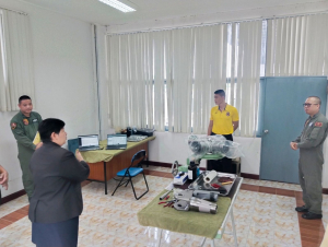 อ.ดร.ดวงพร ไม้ประเสริฐ ในฐานะที่ปรึกษาโครงการวิจัยและพัฒนาการทหารเข้ารับฟังรายงานสรุปการวิจัยโครงการระบบจัดการฐานข้อมูลอากาศยานผ่านสื่ออิเล็กทรอนิกส์ฯ