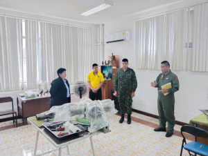 อ.ดร.ดวงพร ไม้ประเสริฐ ในฐานะที่ปรึกษาโครงการวิจัยและพัฒนาการทหารเข้ารับฟังรายงานสรุปการวิจัยโครงการระบบจัดการฐานข้อมูลอากาศยานผ่านสื่ออิเล็กทรอนิกส์ฯ