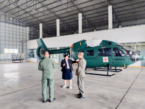 อ.ดร.ดวงพร ไม้ประเสริฐ ในฐานะที่ปรึกษาโครงการวิจัยและพัฒนาการทหารเข้ารับฟังรายงานสรุปการวิจัยโครงการระบบจัดการฐานข้อมูลอากาศยานผ่านสื่ออิเล็กทรอนิกส์ฯ