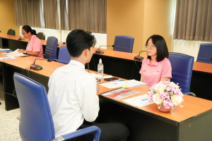 คณะมนุษยศาสตร์ฯ จัดสัมภาษณ์นักศึกษาเพื่อคัดเลือกเข้ารับทุนการศึกษาในงานมหกรรมเทพสตรี 105 ปี