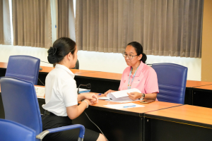 คณะมนุษยศาสตร์ฯ จัดสัมภาษณ์นักศึกษาเพื่อคัดเลือกเข้ารับทุนการศึกษาในงานมหกรรมเทพสตรี 105 ปี