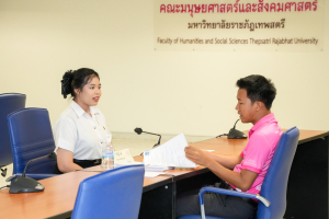 คณะมนุษยศาสตร์ฯ จัดสัมภาษณ์นักศึกษาเพื่อคัดเลือกเข้ารับทุนการศึกษาในงานมหกรรมเทพสตรี 105 ปี