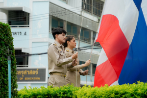 อธิการบดี นำผู้บริหาร คณาจารย์ บุคลากร นักเรียน นักศึกษา มรภ.เทพสตรี ร่วมเคารพธงชาติเนื่องในวันพระราชทานธงชาติไทย 28 กันยายน