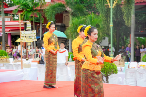 มรภ.เทพสตรี ร่วมงานสืบสานประเพณีตักบาตเทโวโรหณะวันออกพรรษาของเทศบาลตำบลกกโก