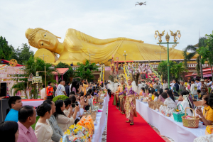 มรภ.เทพสตรี ร่วมงานสืบสานประเพณีตักบาตเทโวโรหณะวันออกพรรษาของเทศบาลตำบลกกโก