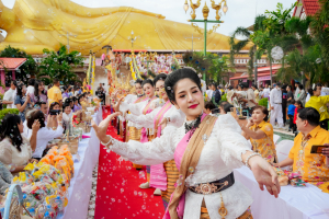 มรภ.เทพสตรี ร่วมงานสืบสานประเพณีตักบาตเทโวโรหณะวันออกพรรษาของเทศบาลตำบลกกโก