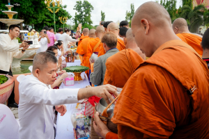 มรภ.เทพสตรี ร่วมงานสืบสานประเพณีตักบาตเทโวโรหณะวันออกพรรษาของเทศบาลตำบลกกโก