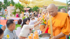 มรภ.เทพสตรี ร่วมงานสืบสานประเพณีตักบาตเทโวโรหณะวันออกพรรษาของเทศบาลตำบลกกโก