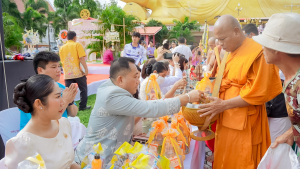 มรภ.เทพสตรี ร่วมงานสืบสานประเพณีตักบาตเทโวโรหณะวันออกพรรษาของเทศบาลตำบลกกโก