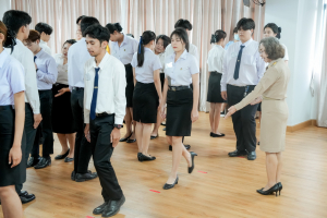 มรภ.เทพสตรี จัดฝึกซ้อมนักศึกษาต้นแบบพิธีฝึกซ้อมรับพระราชทานปริญญาบัตร