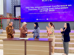 มรภ.เทพสตรี ร่วมลงนามบันทึกข้อตกลงความร่วมมือกับ Universitas Sebelas Maret ประเทศอินโดนีเซีย โอกาสนี้ อธิการบดีร่วมบรรยายพิเศษในงาน The 7th International Conference on Teacher Training and Education