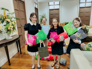 หน่วยงานในสังกัด มรภ.เทพสตรี รับมอบวัสดุอุปกรณ์เพื่อใช้ในการประชาสัมพันธ์กิจกรรมของหน่วยงานและกิจกรรมของมหาวิทยาลัย