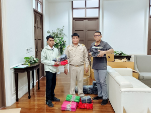 หน่วยงานในสังกัด มรภ.เทพสตรี รับมอบวัสดุอุปกรณ์เพื่อใช้ในการประชาสัมพันธ์กิจกรรมของหน่วยงานและกิจกรรมของมหาวิทยาลัย