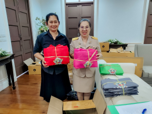 หน่วยงานในสังกัด มรภ.เทพสตรี รับมอบวัสดุอุปกรณ์เพื่อใช้ในการประชาสัมพันธ์กิจกรรมของหน่วยงานและกิจกรรมของมหาวิทยาลัย