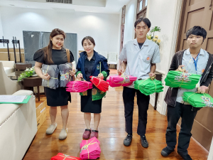 หน่วยงานในสังกัด มรภ.เทพสตรี รับมอบวัสดุอุปกรณ์เพื่อใช้ในการประชาสัมพันธ์กิจกรรมของหน่วยงานและกิจกรรมของมหาวิทยาลัย