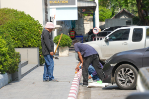 มรภ.เทพสตรี ปรับปรุงภูมิทัศน์และทาสีจุดจอดรถ-ทางม้าลาย สร้างสภาพแวดล้อมปลอดภัยสำหรับทุกคน