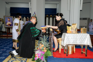 นายกสภาและอธิการบดี มรภ. 38 แห่ง ทูลเกล้าฯ ถวายปริญญาดุษฎีบัณฑิตกิตติมศักดิ์ แด่ สมเด็จพระเจ้าลูกเธอ เจ้าฟ้าสิริวัณณวรี นารีรัตนราชกัญญา