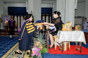 นายกสภาและอธิการบดี มรภ. 38 แห่ง ทูลเกล้าฯ ถวายปริญญาดุษฎีบัณฑิตกิตติมศักดิ์ แด่ สมเด็จพระเจ้าลูกเธอ เจ้าฟ้าสิริวัณณวรี นารีรัตนราชกัญญา