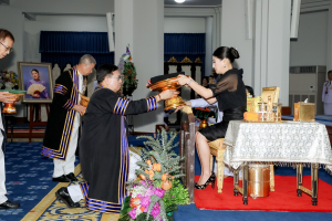 นายกสภาและอธิการบดี มรภ. 38 แห่ง ทูลเกล้าฯ ถวายปริญญาดุษฎีบัณฑิตกิตติมศักดิ์ แด่ สมเด็จพระเจ้าลูกเธอ เจ้าฟ้าสิริวัณณวรี นารีรัตนราชกัญญา