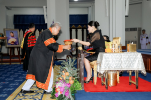 นายกสภาและอธิการบดี มรภ. 38 แห่ง ทูลเกล้าฯ ถวายปริญญาดุษฎีบัณฑิตกิตติมศักดิ์ แด่ สมเด็จพระเจ้าลูกเธอ เจ้าฟ้าสิริวัณณวรี นารีรัตนราชกัญญา