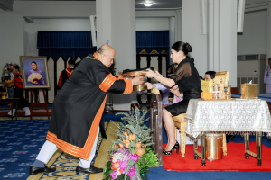 นายกสภาและอธิการบดี มรภ. 38 แห่ง ทูลเกล้าฯ ถวายปริญญาดุษฎีบัณฑิตกิตติมศักดิ์ แด่ สมเด็จพระเจ้าลูกเธอ เจ้าฟ้าสิริวัณณวรี นารีรัตนราชกัญญา