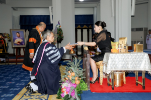 นายกสภาและอธิการบดี มรภ. 38 แห่ง ทูลเกล้าฯ ถวายปริญญาดุษฎีบัณฑิตกิตติมศักดิ์ แด่ สมเด็จพระเจ้าลูกเธอ เจ้าฟ้าสิริวัณณวรี นารีรัตนราชกัญญา