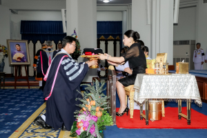 นายกสภาและอธิการบดี มรภ. 38 แห่ง ทูลเกล้าฯ ถวายปริญญาดุษฎีบัณฑิตกิตติมศักดิ์ แด่ สมเด็จพระเจ้าลูกเธอ เจ้าฟ้าสิริวัณณวรี นารีรัตนราชกัญญา