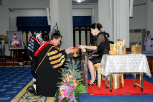 นายกสภาและอธิการบดี มรภ. 38 แห่ง ทูลเกล้าฯ ถวายปริญญาดุษฎีบัณฑิตกิตติมศักดิ์ แด่ สมเด็จพระเจ้าลูกเธอ เจ้าฟ้าสิริวัณณวรี นารีรัตนราชกัญญา