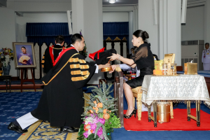 นายกสภาและอธิการบดี มรภ. 38 แห่ง ทูลเกล้าฯ ถวายปริญญาดุษฎีบัณฑิตกิตติมศักดิ์ แด่ สมเด็จพระเจ้าลูกเธอ เจ้าฟ้าสิริวัณณวรี นารีรัตนราชกัญญา