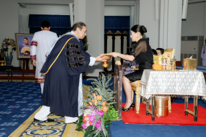 นายกสภาและอธิการบดี มรภ. 38 แห่ง ทูลเกล้าฯ ถวายปริญญาดุษฎีบัณฑิตกิตติมศักดิ์ แด่ สมเด็จพระเจ้าลูกเธอ เจ้าฟ้าสิริวัณณวรี นารีรัตนราชกัญญา