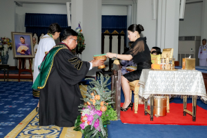 นายกสภาและอธิการบดี มรภ. 38 แห่ง ทูลเกล้าฯ ถวายปริญญาดุษฎีบัณฑิตกิตติมศักดิ์ แด่ สมเด็จพระเจ้าลูกเธอ เจ้าฟ้าสิริวัณณวรี นารีรัตนราชกัญญา