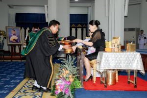 นายกสภาและอธิการบดี มรภ. 38 แห่ง ทูลเกล้าฯ ถวายปริญญาดุษฎีบัณฑิตกิตติมศักดิ์ แด่ สมเด็จพระเจ้าลูกเธอ เจ้าฟ้าสิริวัณณวรี นารีรัตนราชกัญญา