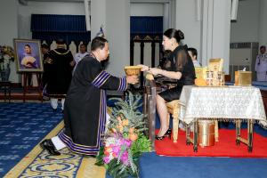 นายกสภาและอธิการบดี มรภ. 38 แห่ง ทูลเกล้าฯ ถวายปริญญาดุษฎีบัณฑิตกิตติมศักดิ์ แด่ สมเด็จพระเจ้าลูกเธอ เจ้าฟ้าสิริวัณณวรี นารีรัตนราชกัญญา