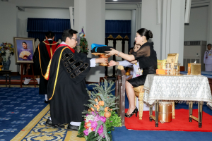 นายกสภาและอธิการบดี มรภ. 38 แห่ง ทูลเกล้าฯ ถวายปริญญาดุษฎีบัณฑิตกิตติมศักดิ์ แด่ สมเด็จพระเจ้าลูกเธอ เจ้าฟ้าสิริวัณณวรี นารีรัตนราชกัญญา