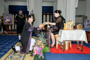 นายกสภาและอธิการบดี มรภ. 38 แห่ง ทูลเกล้าฯ ถวายปริญญาดุษฎีบัณฑิตกิตติมศักดิ์ แด่ สมเด็จพระเจ้าลูกเธอ เจ้าฟ้าสิริวัณณวรี นารีรัตนราชกัญญา